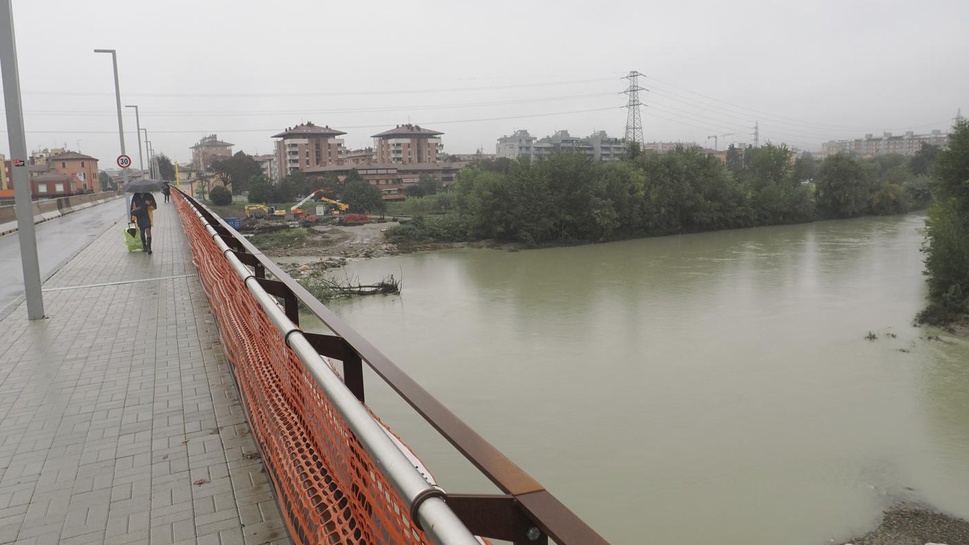 Il fiume Reno a Bologna sabato ha continuato a salire