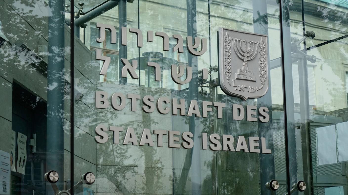 L'insegna all'ingresso dell'ambasciata israeliana a Berlino