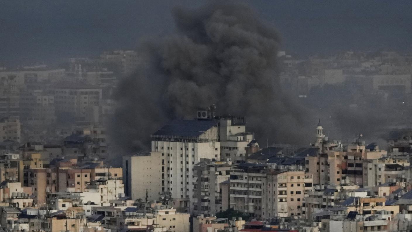 Colonne di fumo domenica mattina a Dahiyeh, nei sobborghi meridionali di Beirut