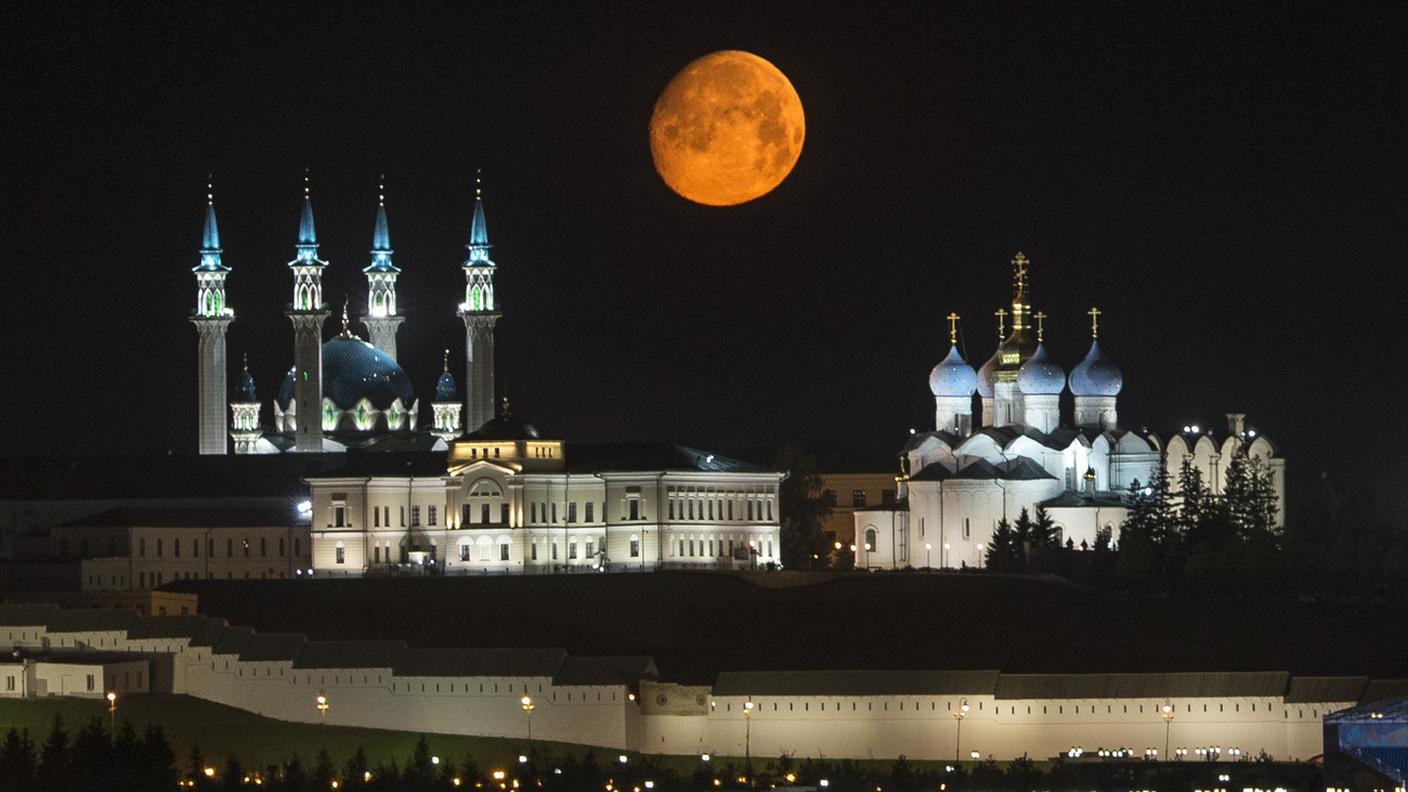 Moschea e cattedrale una accanto all'altra nel Cremlino di Kazan