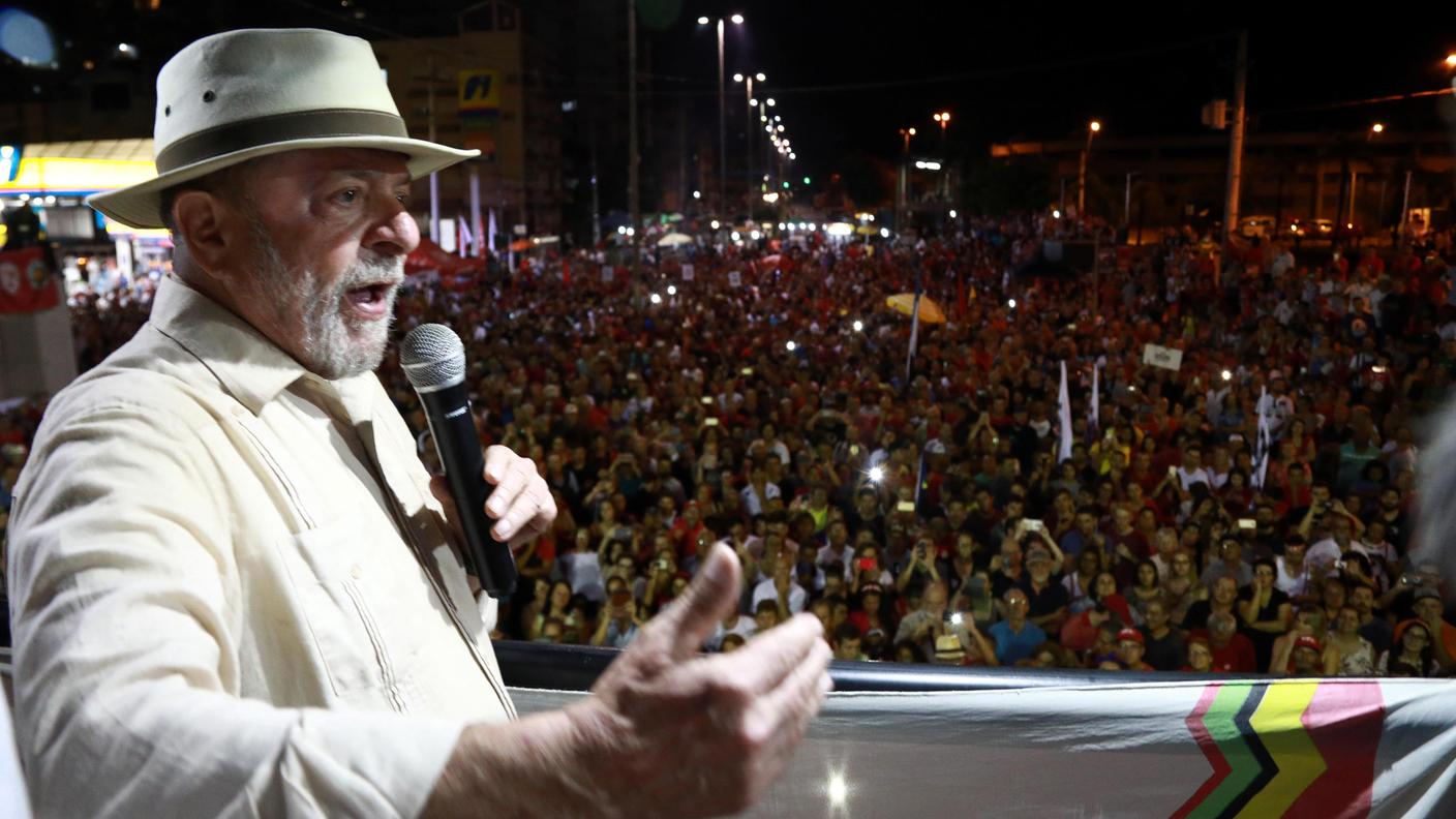 L'ex presidente Lula mentre parla a una folla di sostenitori lunedì a San Leopoldo
