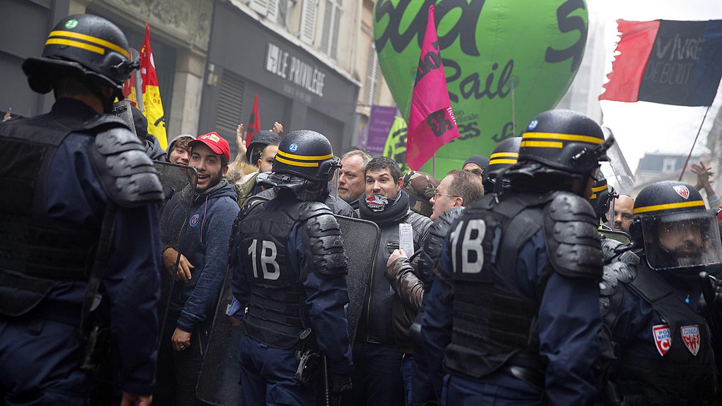 Macron vuole aprire le ferrovie al mercato, ma i lavoratori non ci stanno