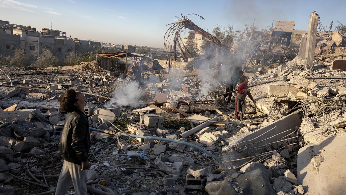 Edifici distrutti da un raid isareliano su Khan Younis, Striscia di Gaza meridionale, 25 ottobre 2024