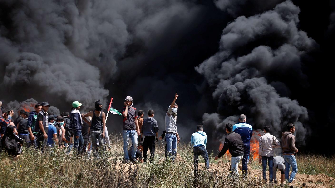 Il denso fumo sprigionato dai roghi di pneumatici e rifiuti accesi dai palestinesi