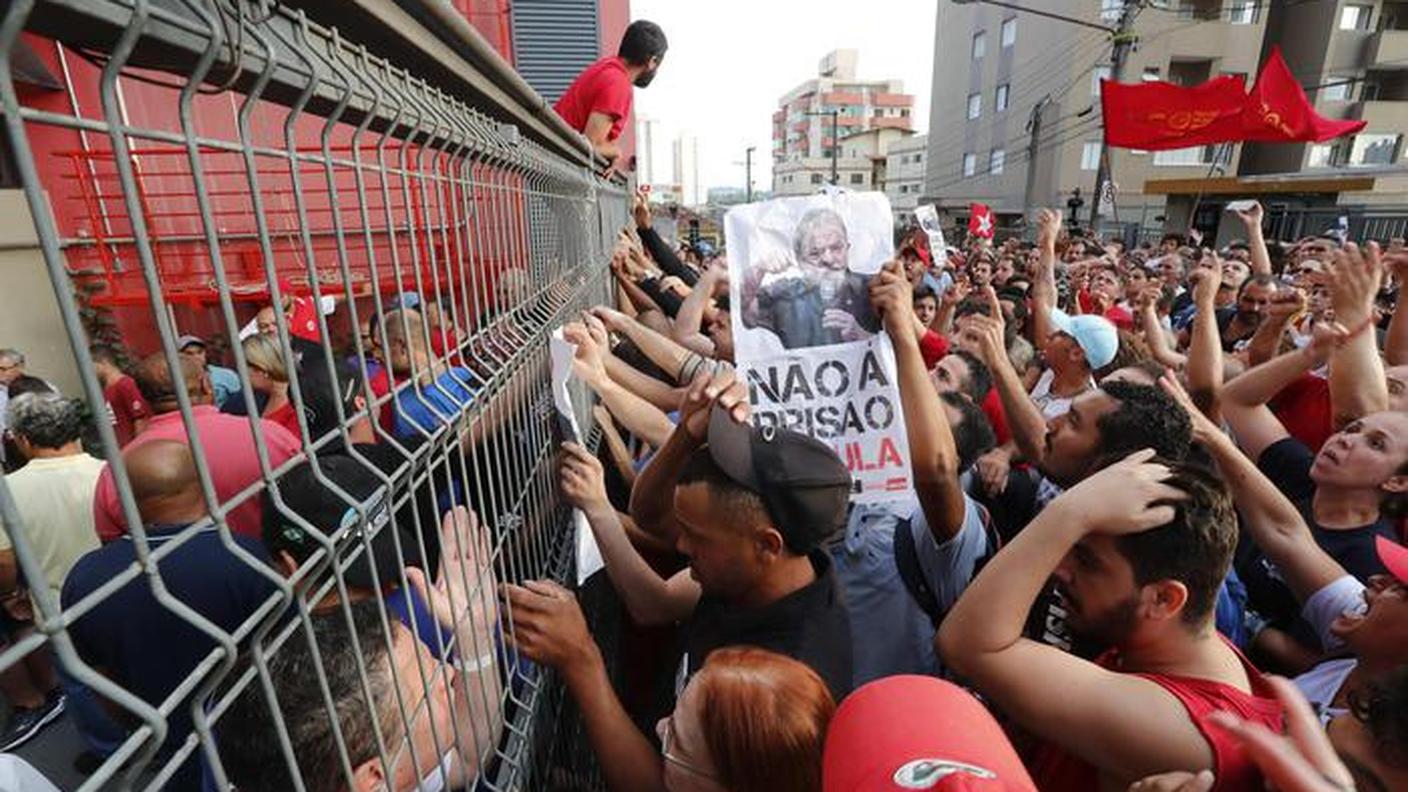 Manifestanti impediscono la resa di Lula