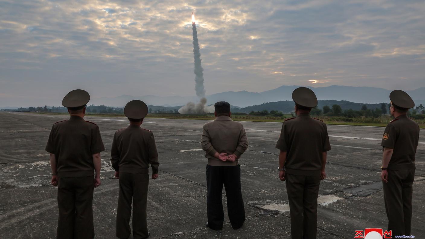 Il leader nordcoreano Kim Jong-un osserva il lancio di uno dei missili giovedì mattina