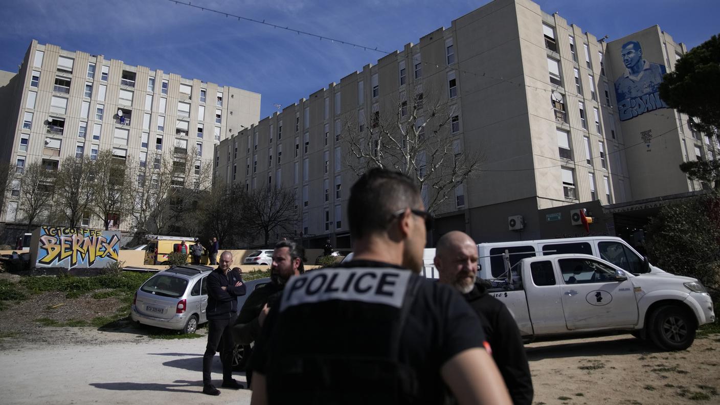 Agenti nel quartiere di La Castellane, Marsiglia, durante una visita incentrata sulla sicurezza e sulla lotta al traffico di droga del presidente Macron (19 marzo 2024)