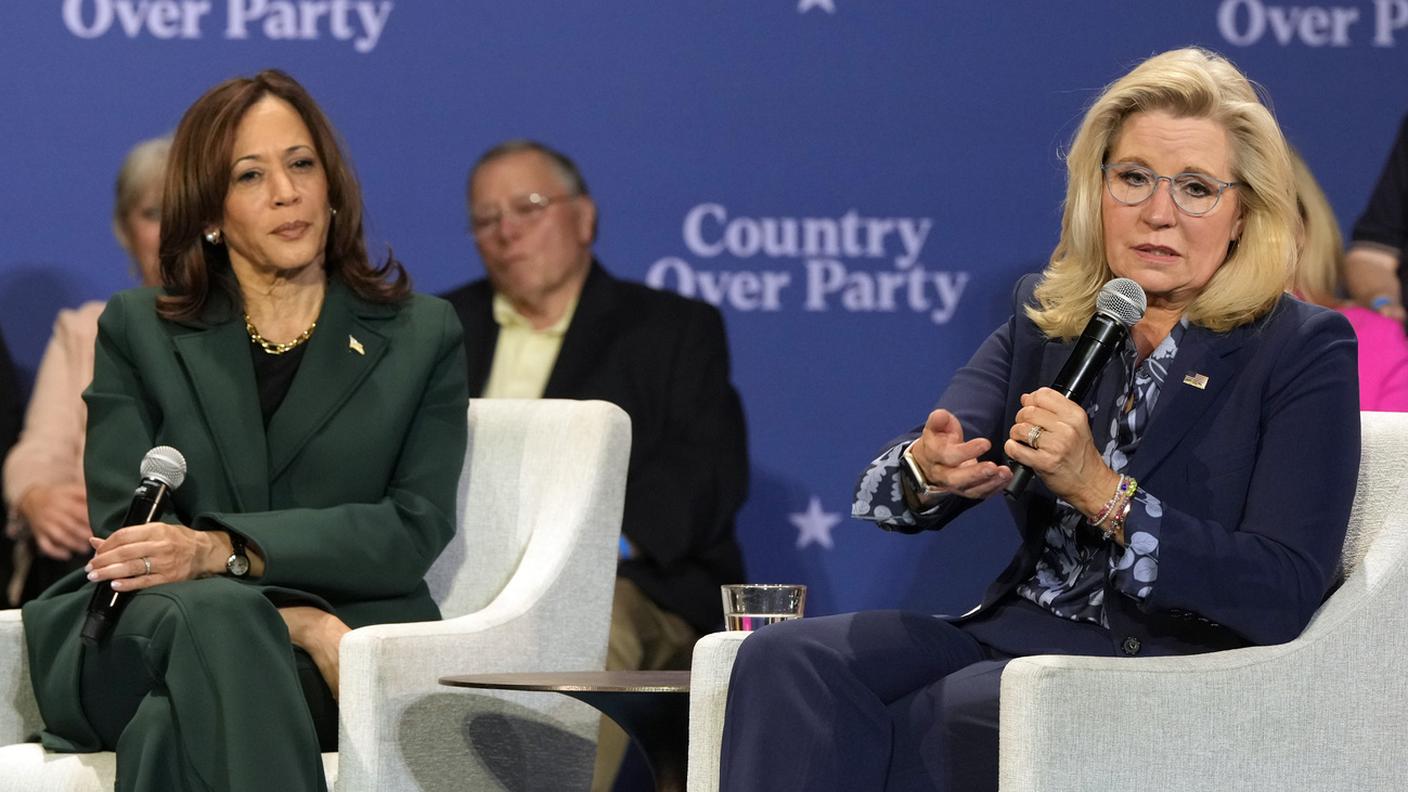 La vicepresidente candidata democratica alla presidenza Kamala Harris e Liz Cheney