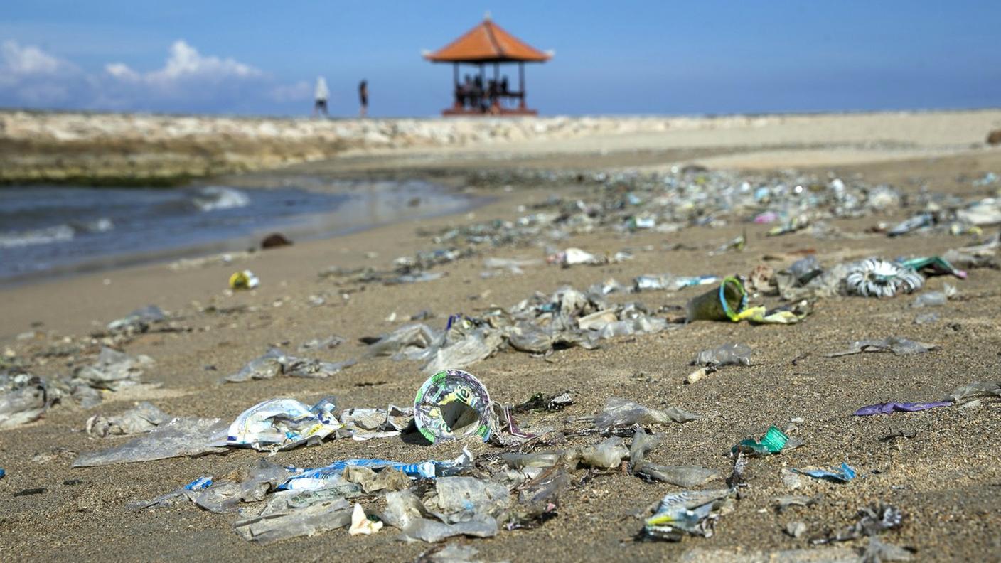 Le plastiche invadono terre e acque