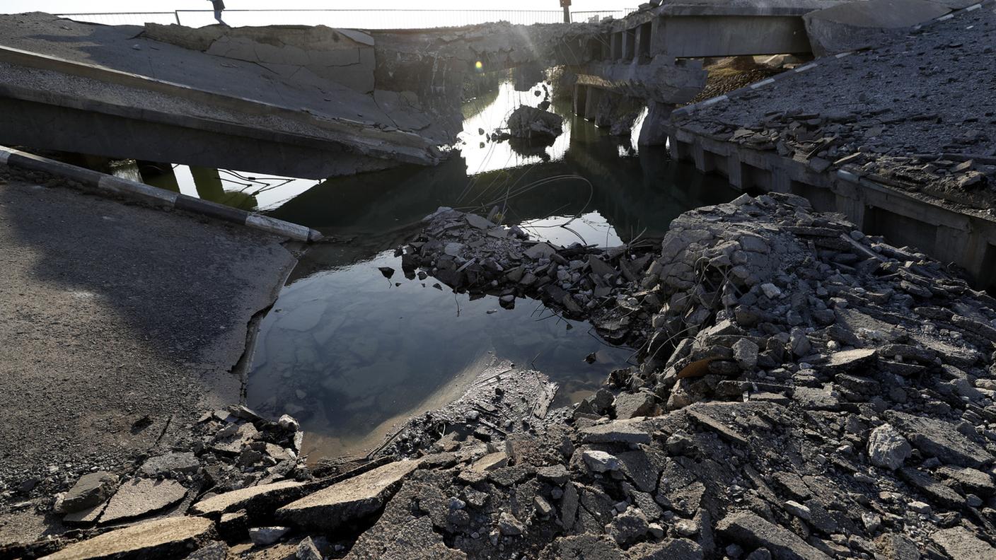 Israele prende di mira anche i collegamenti tra Siria e Libano, come questo ponte bombardato il 24 ottobre