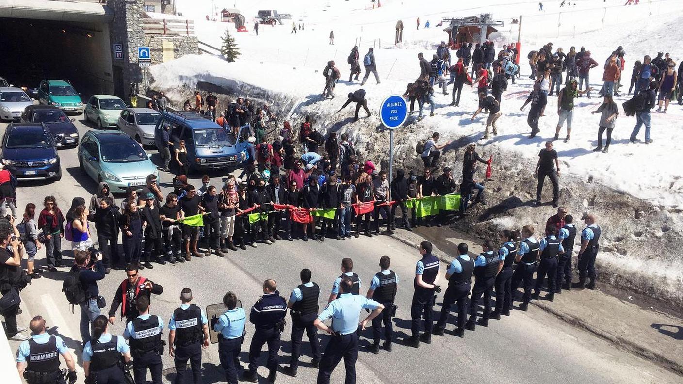 Dimostranti solidali con i migranti faccia a faccia con la polizia domenica sul Monginevro
