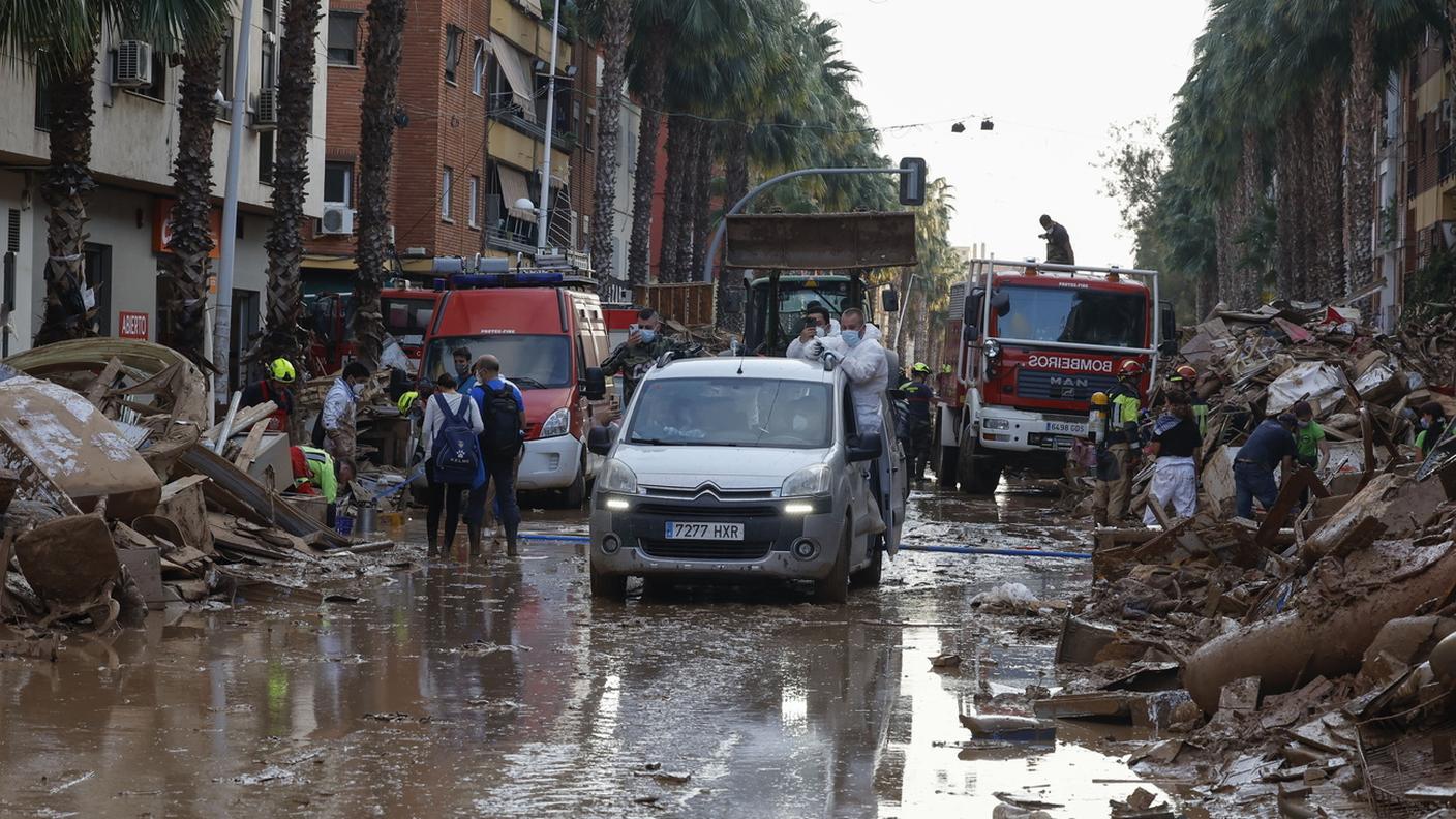 Una strada coperta di fango a Catarroja, Valencia (6 novembre 2024)