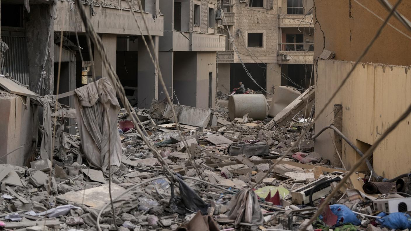 Macerie dopo un bombardamento israeliano sabato a Beirut (Dahiyeh), in Libano