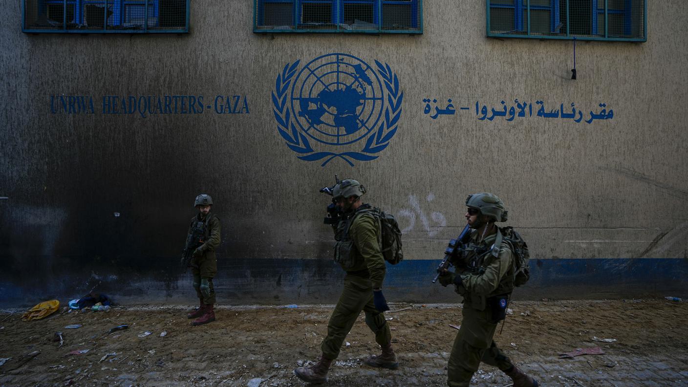 Soldati israeliani davanti alla sede dell'UNRWA lo scorso febbraio