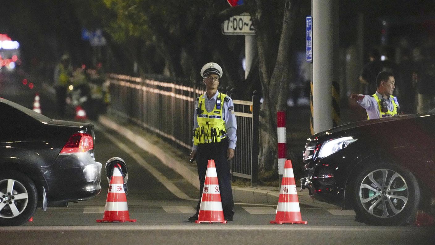 La polizia cinese blocca l'accesso al centro sportivo dove è avvenuta la strage lunedì sera