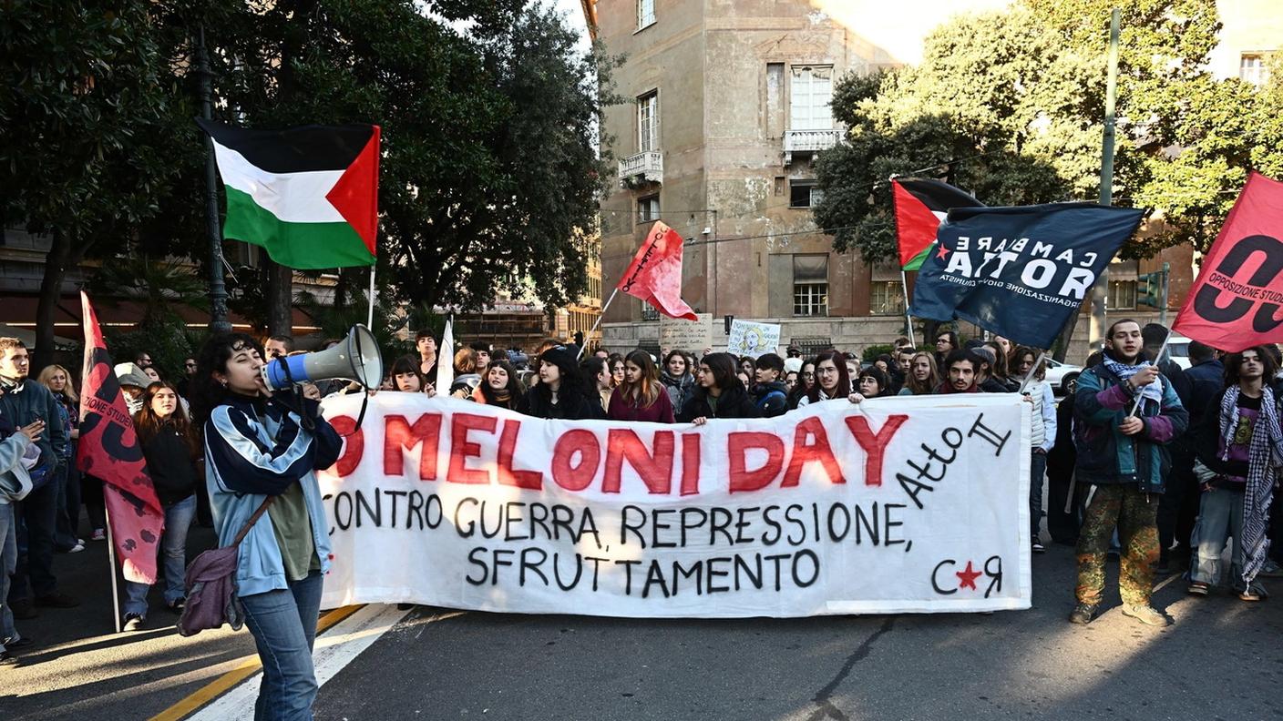 Studenti protestano in piazza a Genova (15 novembre 2024)
