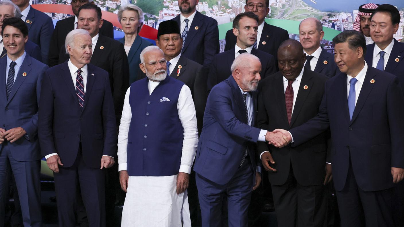 Foto di gruppo... con Biden martedì. Lula stringe la mano al cinese Xi Jinping