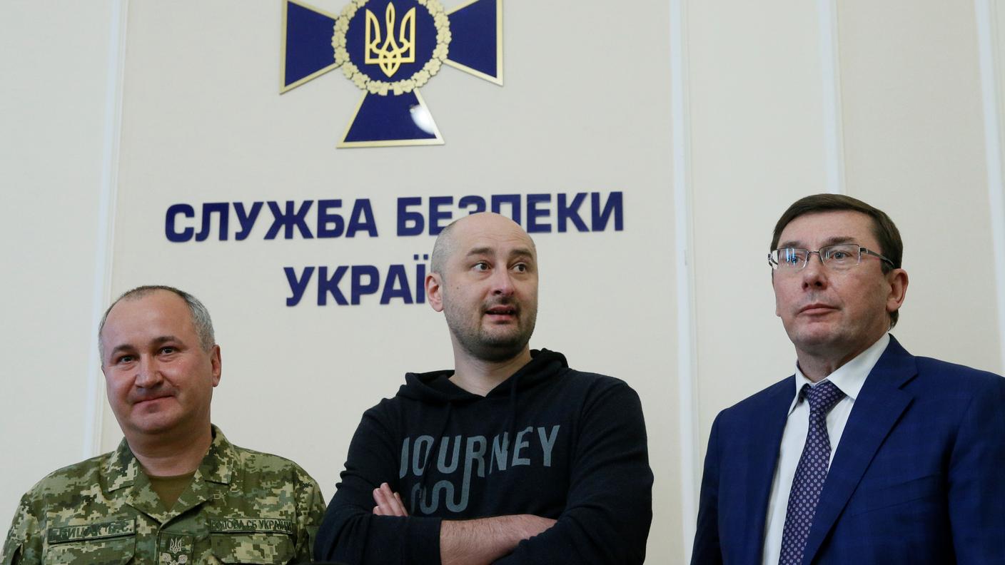 Il giornalista Arkady Babchenko, al centro, attorniato dai responsabili dell'intelligence ucraina