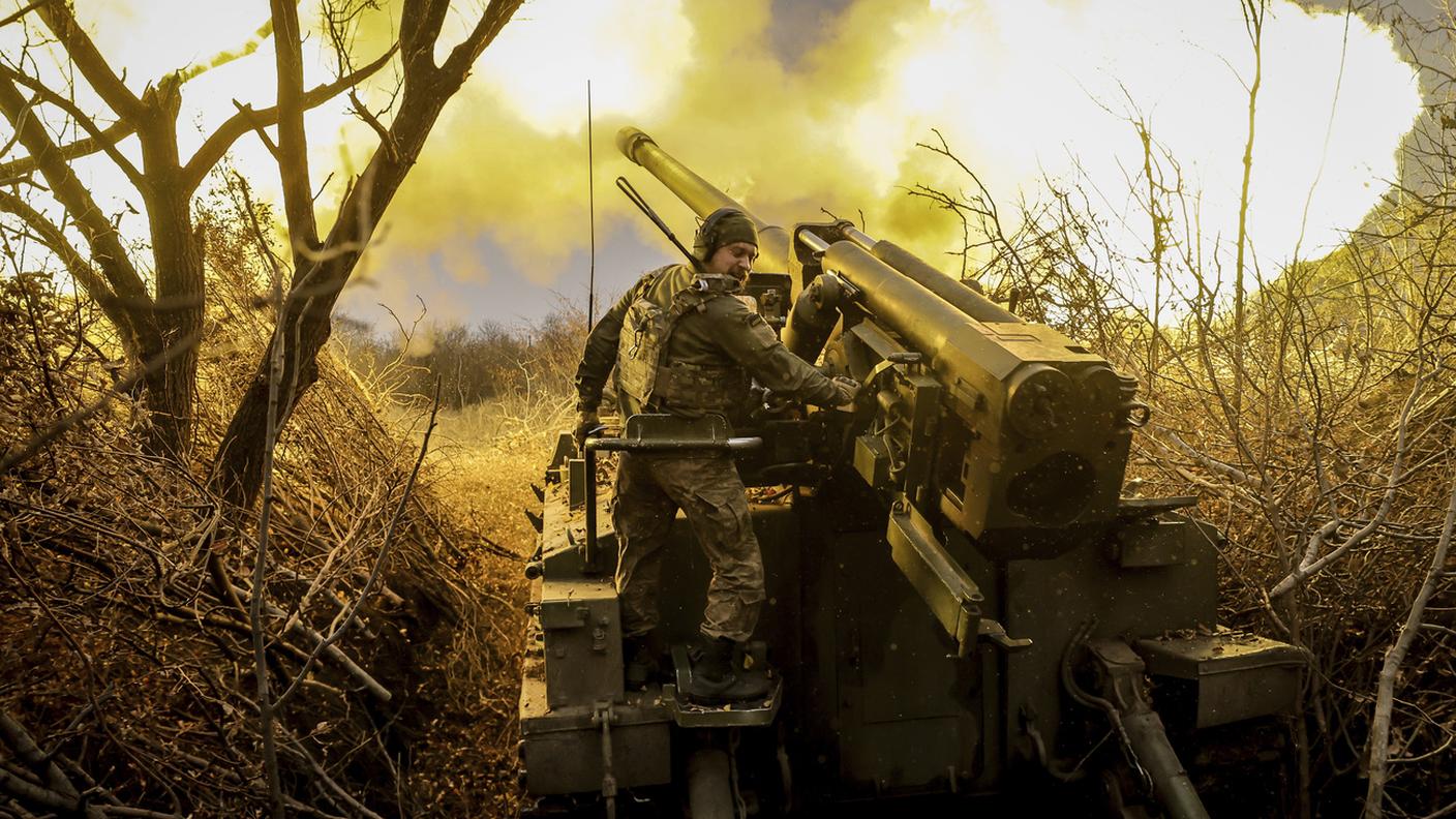 Artiglieria ucraina in azione nella regione di Donetsk: attualmente le forze russe sono in vantaggio sul campo 