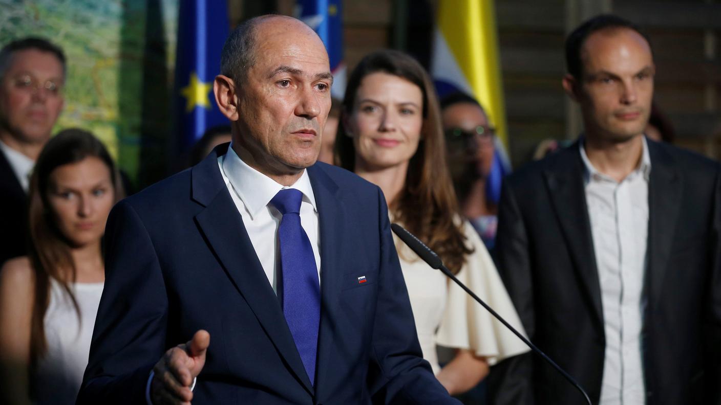 Janez Jansa si esprime davanti ai media dopo i primi risultati elettorali