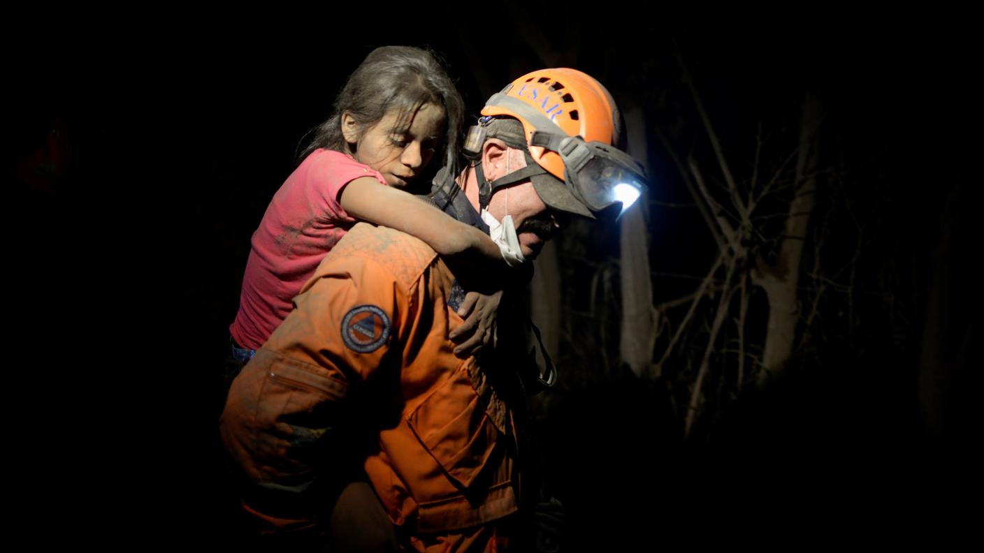 Una bambina tratta in salvo lunedì notte, non lontano dal Volcan de Fuego