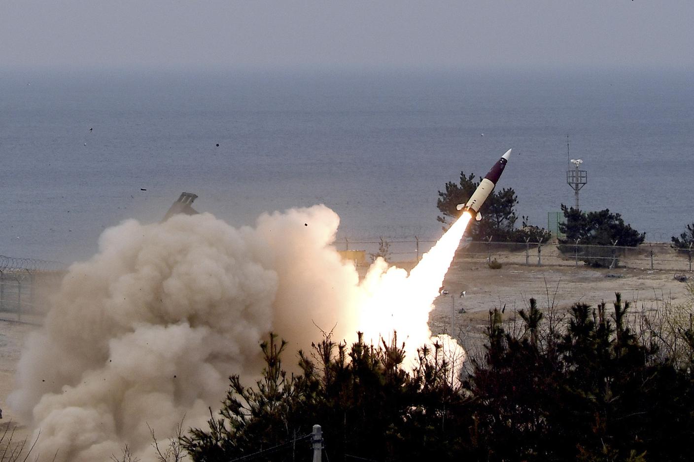 Il sistema missilistico ATACMS durante un'esercitazione militare in una località segreta della Corea del Sud (24 marzo 2022)