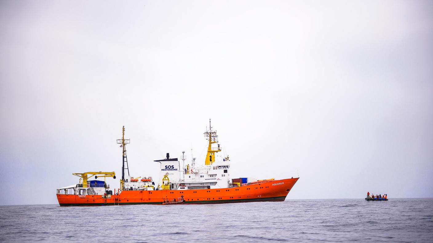 La nave Aquarius è sempre ferma in mezzo al mare