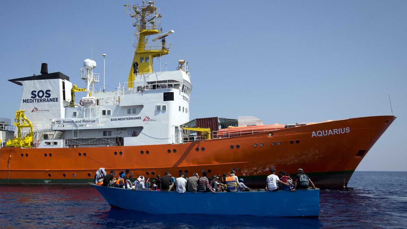 I migranti lasceranno l'Aquarius; andranno in Spagna a bordo di navi italiane