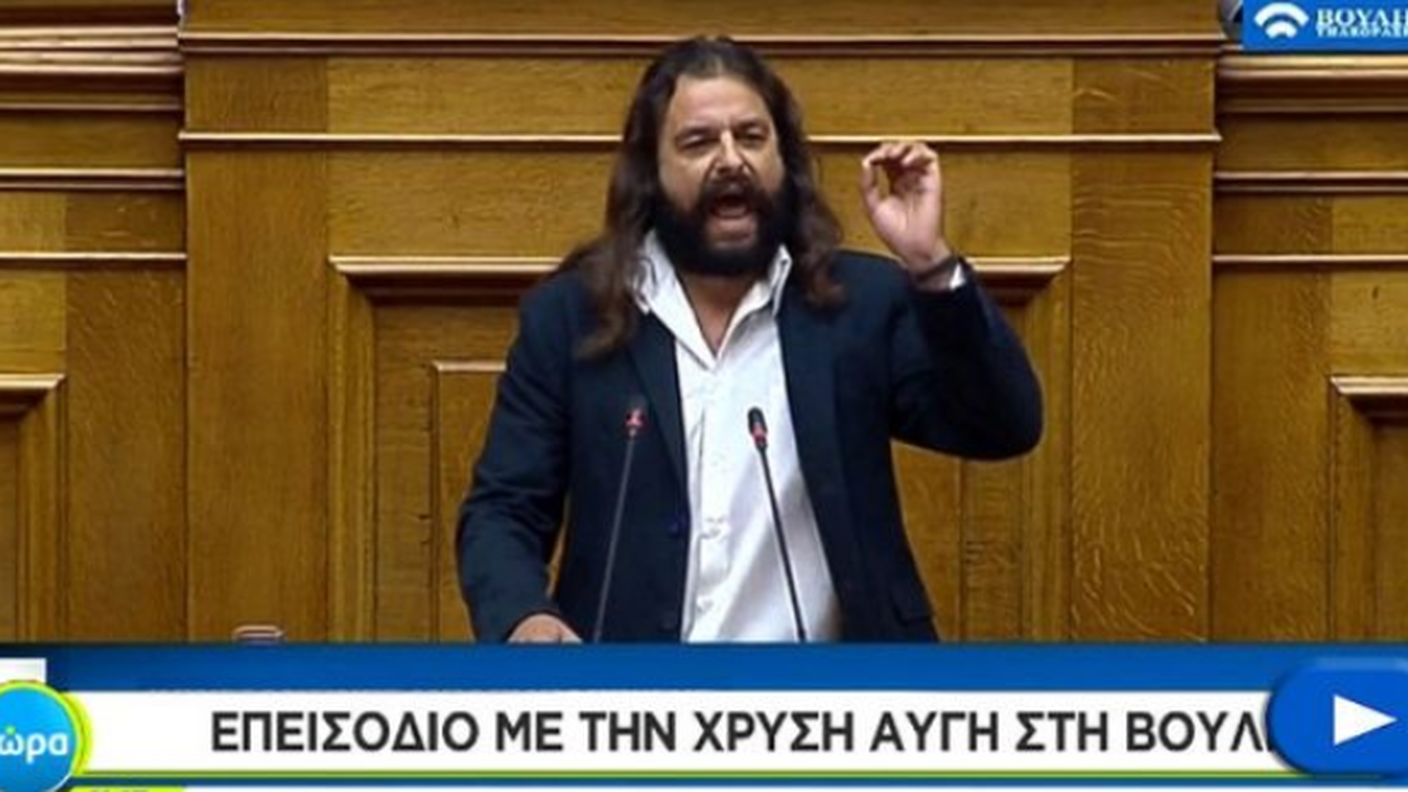 Constantinos Barbarousis, di Alba Dorata, mentre incita al golpe