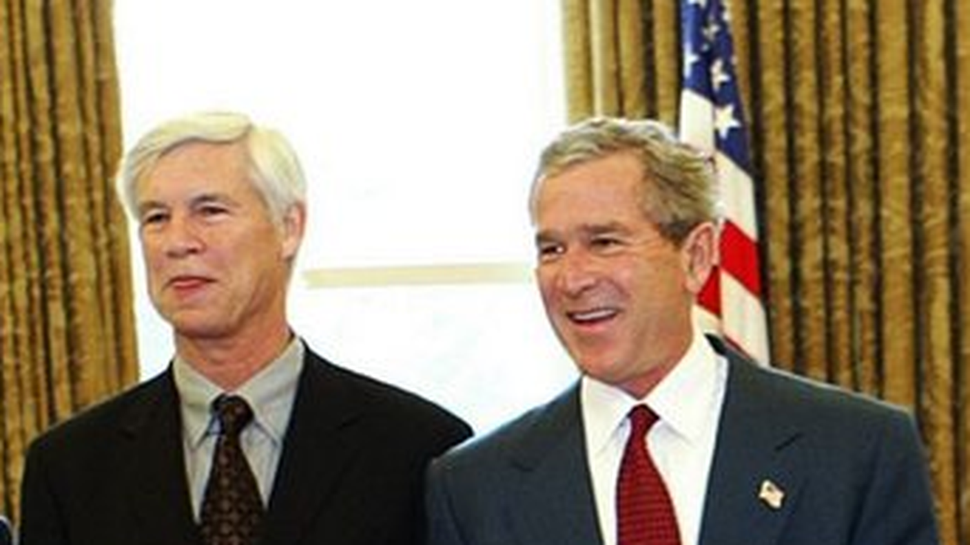 Robert Engle con l'allora presidente George Bush durante il ricevimento dei Nobel statunitensi 2003 alla Casa Bianca