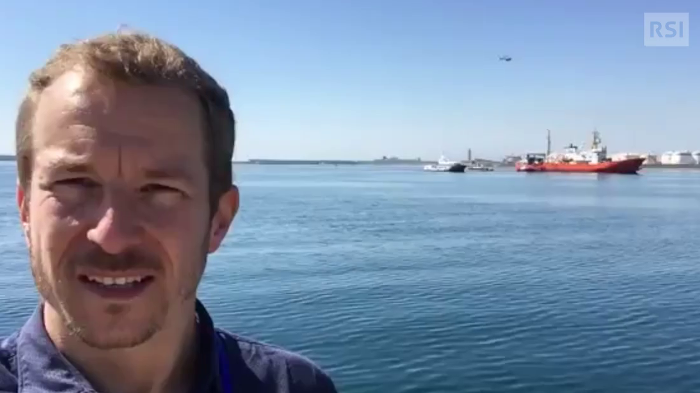 L'entrata dell'Aquarius nel porto di Valencia