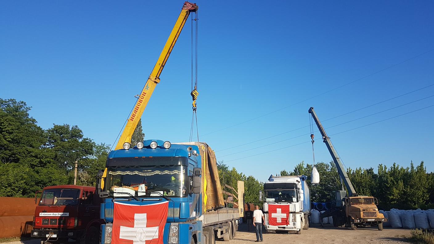 A Donetsk, il magazzino di Voda Donbassa. Operazioni di scarico.