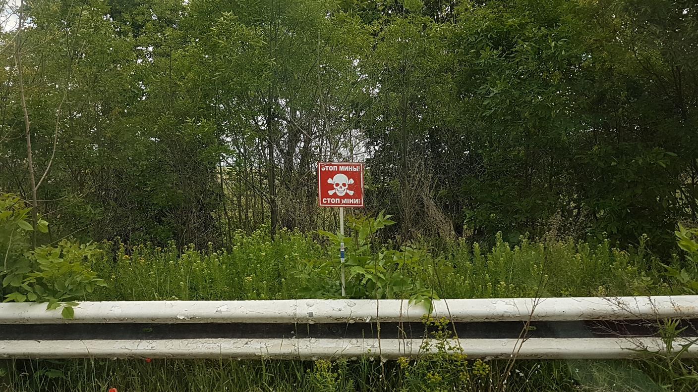 Un corridoio d'asfalto tra le mine.