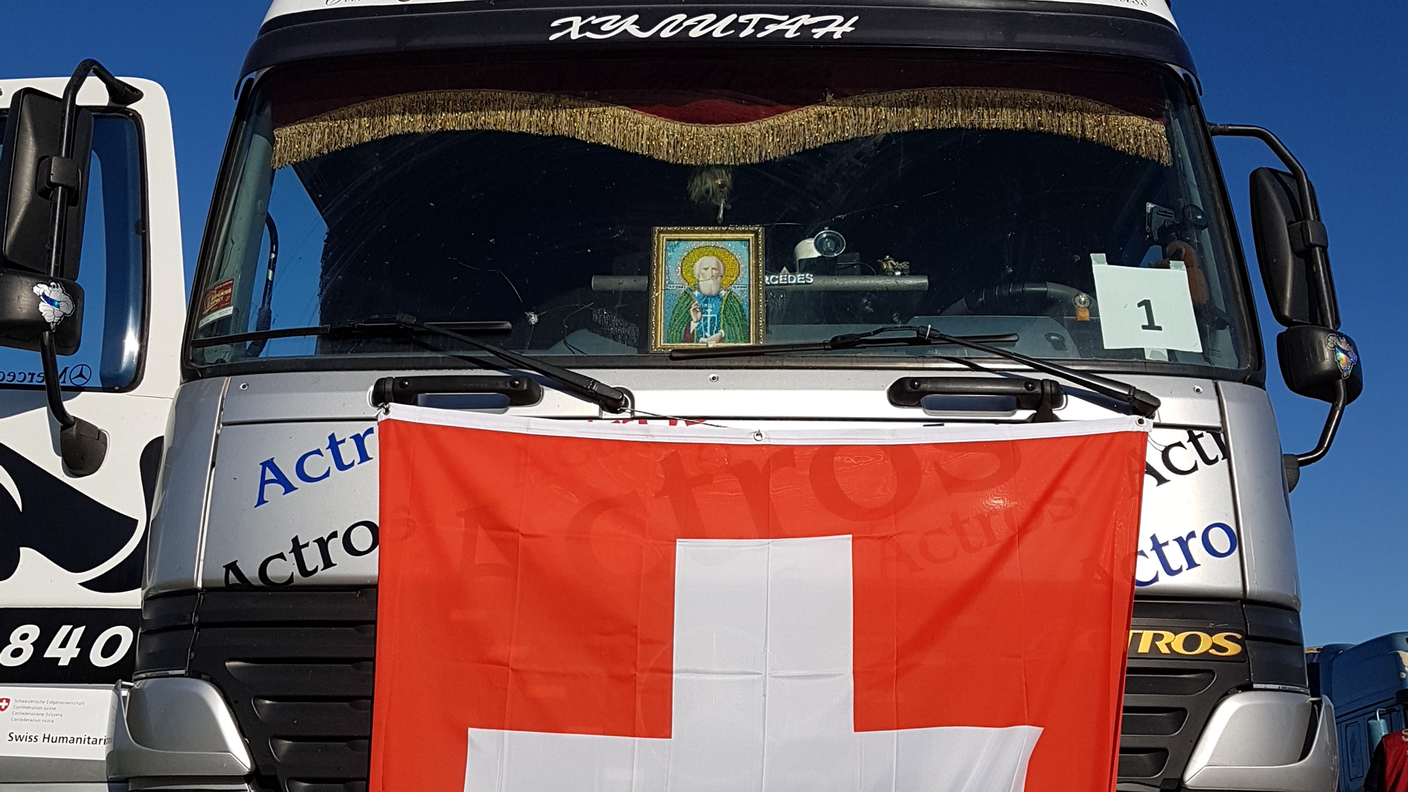 Bandiera svizzera bene in vista su ogni autocarro, per essere riconosciuti dai combattenti