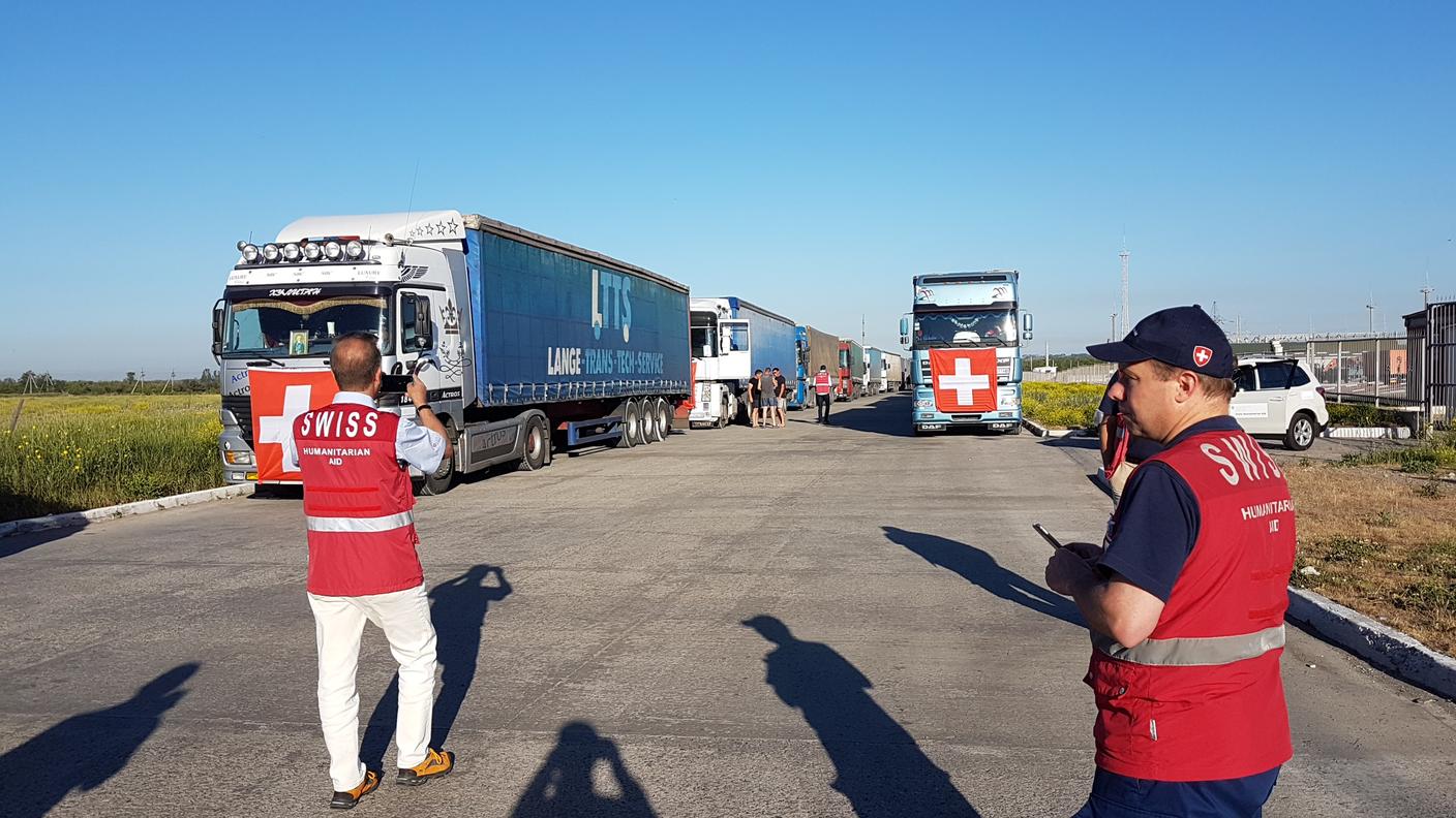 Ore 07.00, Mariupol: il convoglio umanitario di 24 autocarri è pronto per partire. Destinazione: Donetsk.