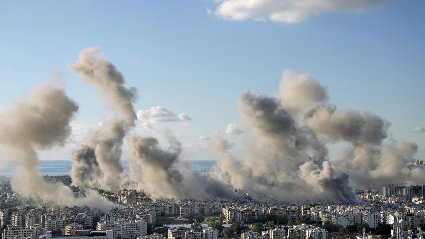 I pennacchi di fumo dopo gli attacchi aerei di martedì nel centro di Beirut