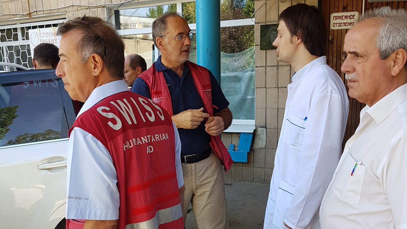 Ospedale di Khurachove. A sinistra il responsabile del convoglio umanitario svizzero Dieter Dreyer, con il medico Olivier Hagon ed i responsabili della clinica ucraina.