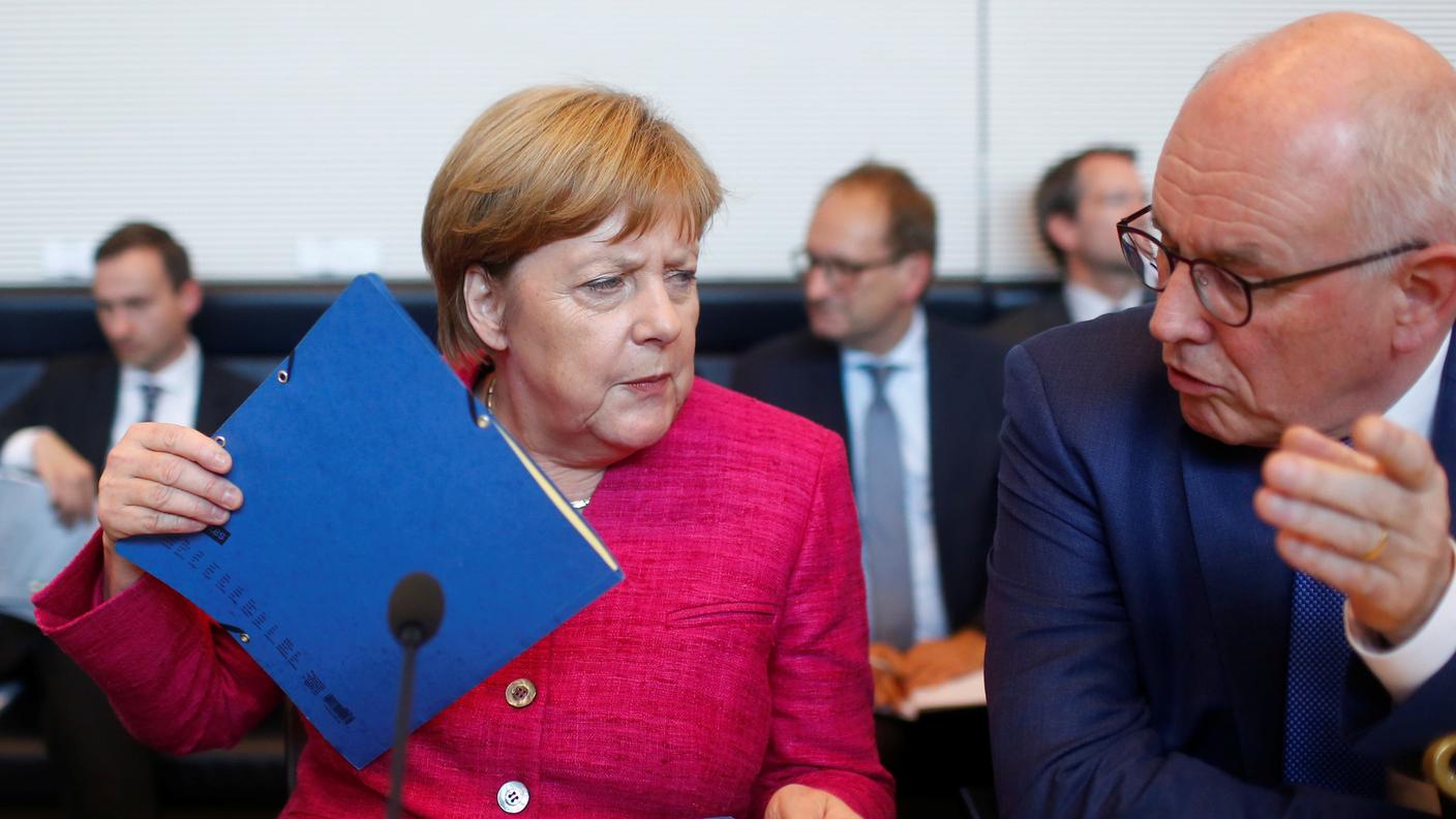 Il volto teso di Angela Merkel dopo l'incontro di martedì che conferma la tenuta del Governo