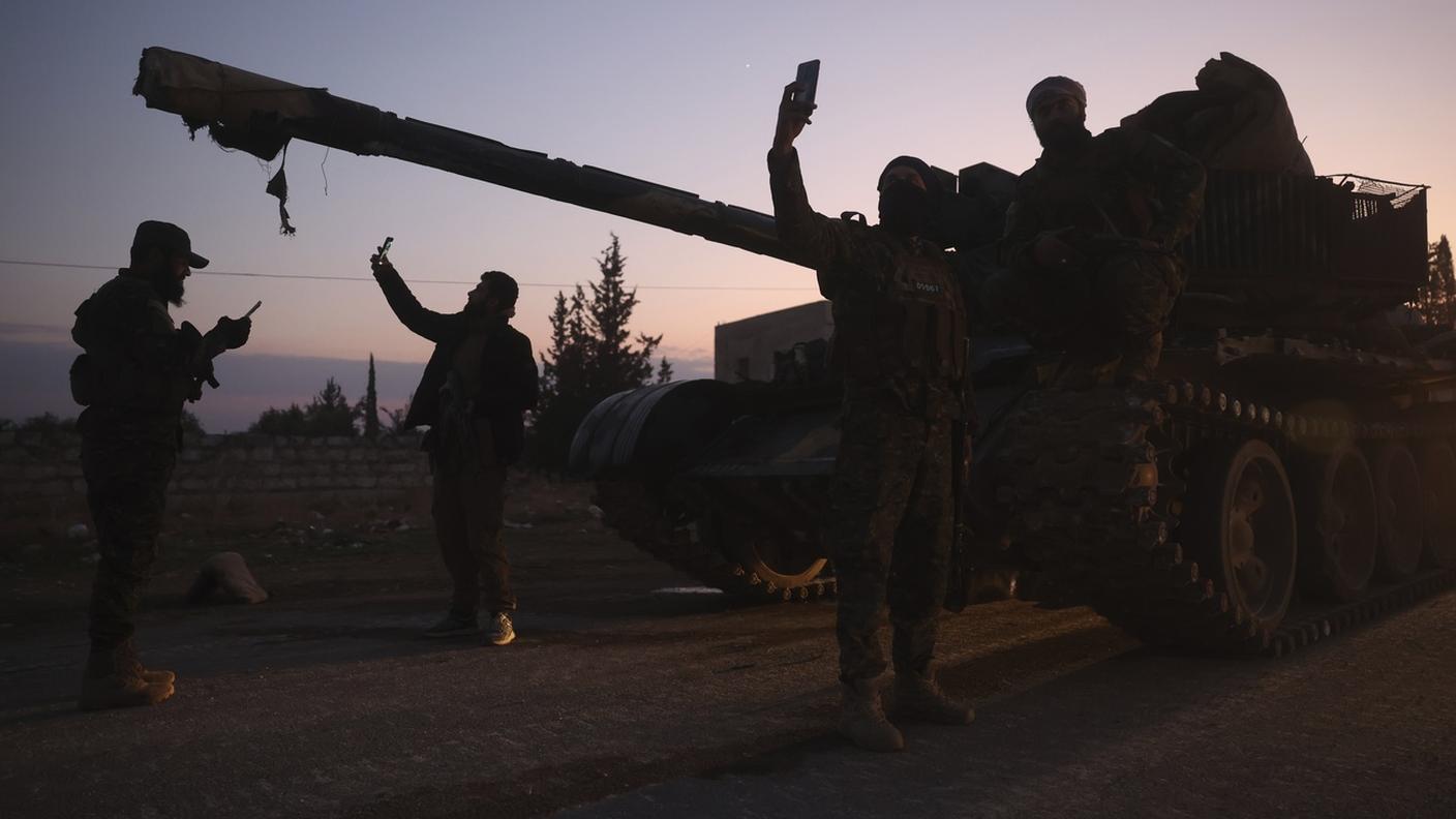 Selfie davanti ad un carro armato da parte delle forze di opposizione