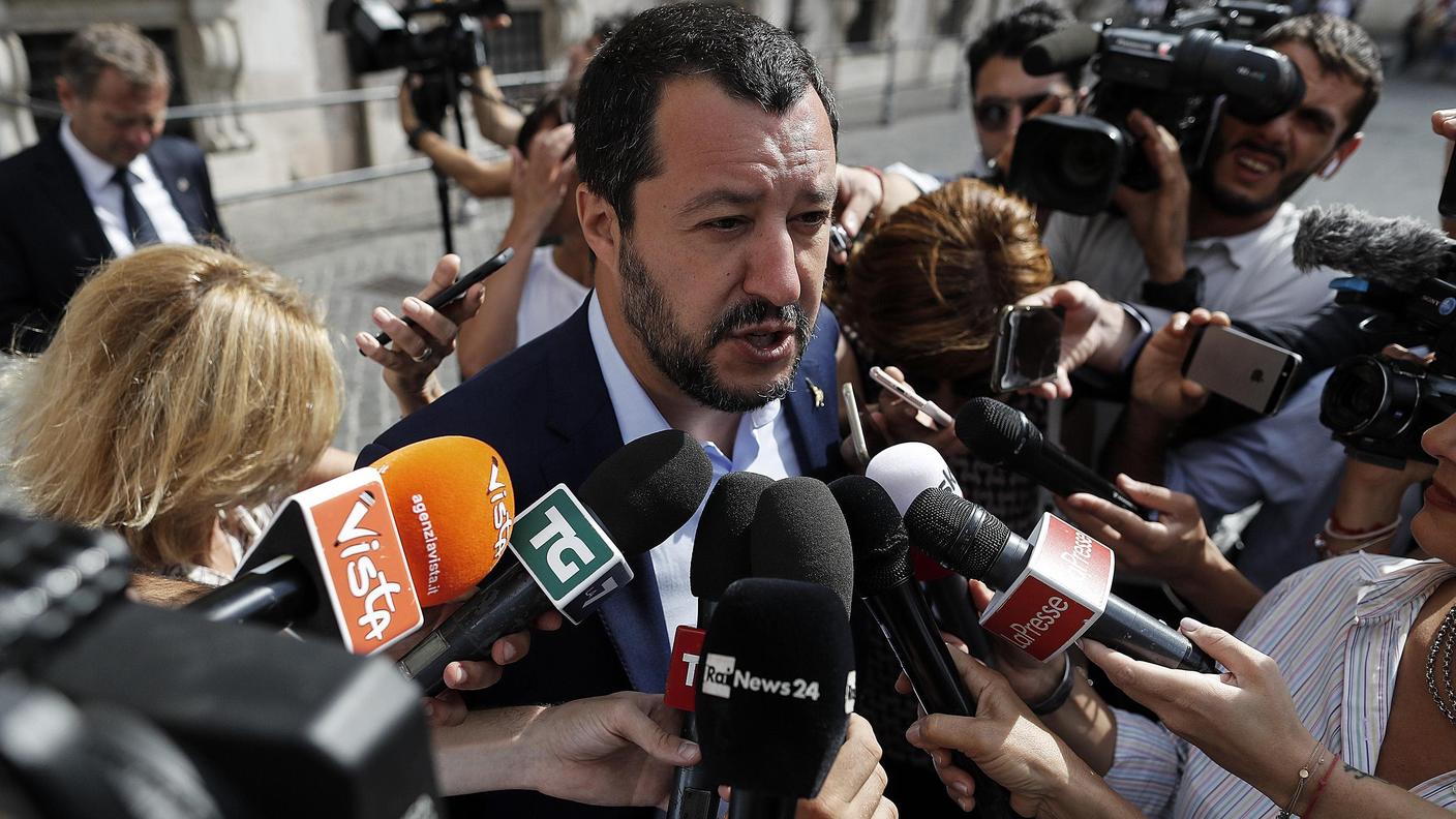 Matteo Salvini non vuole che i migranti dell'ultimo barcone soccorso sbarchino in Sicilia
