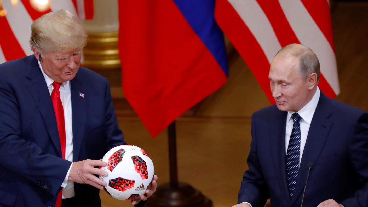 "Gli do la palla in modo che sia nel suo campo..." ha detto il presidente Vladimir Putin regalando a Donald Trump il pallone dei Mondiali in conferenza stampa