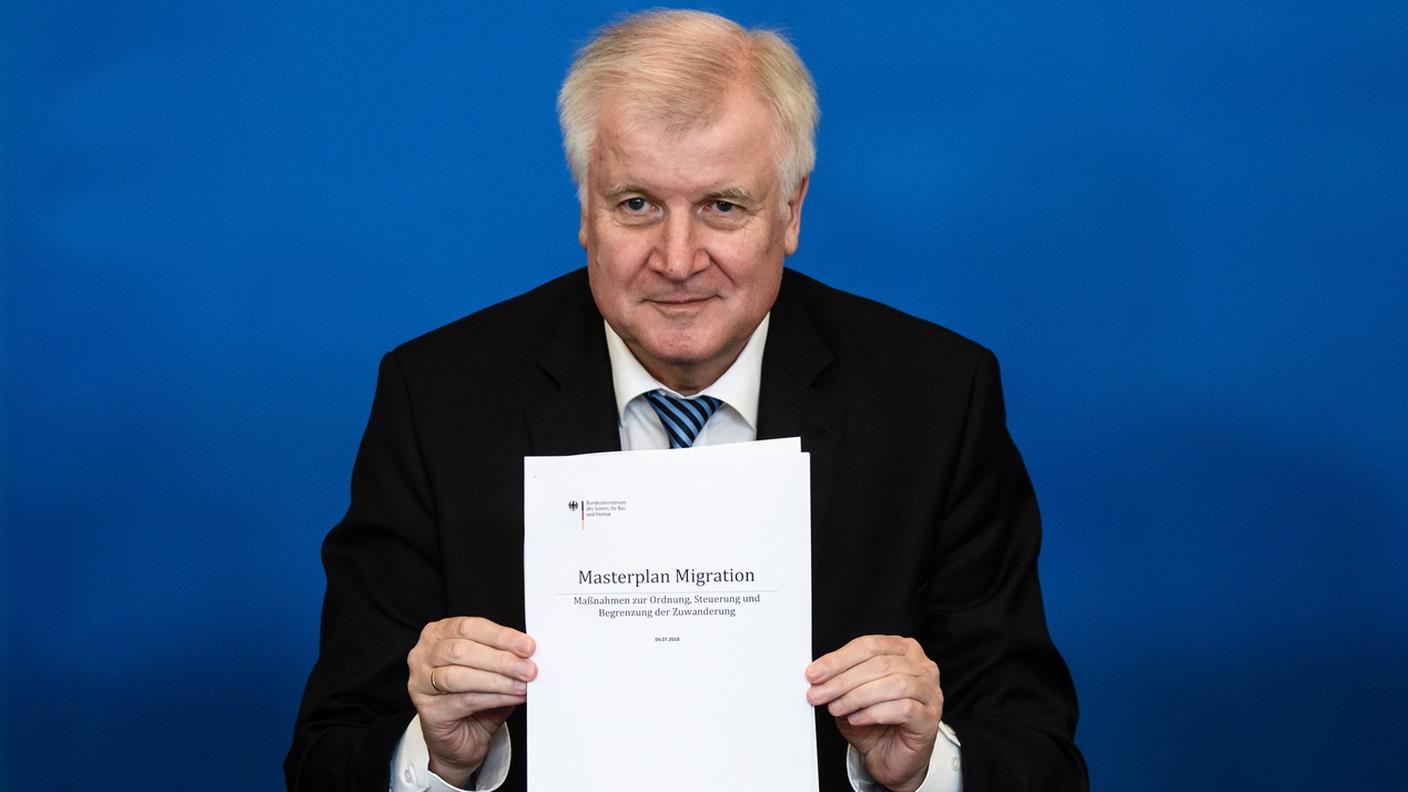 Il ministro dell'interno Horst Seehofer mostra il nuovo documento