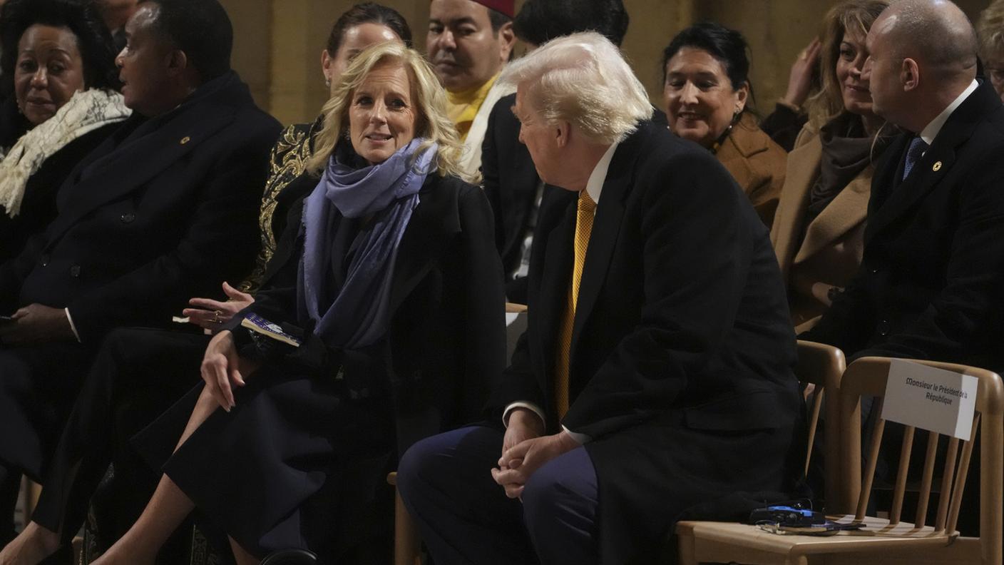 La First Lady Jill Biden seduta accanto al prossimo presidente USA