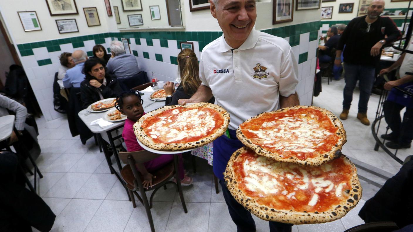 Cibi italiani come la pizza napoletana o l'olio extravergine d'oliva sotto la lente dell'OMS