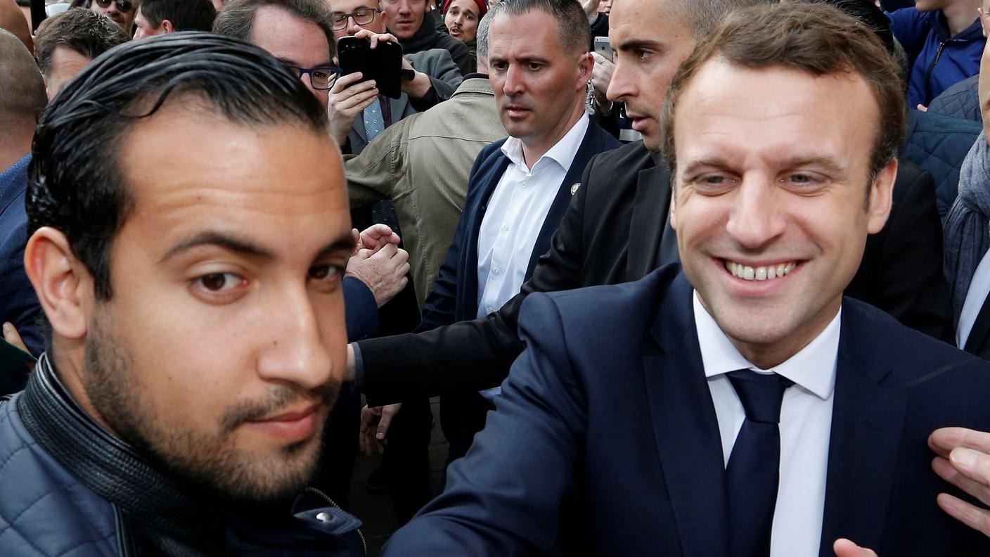 Alexandre Benalla e il presidente francese Emmanuel Macron nel maggio scorso