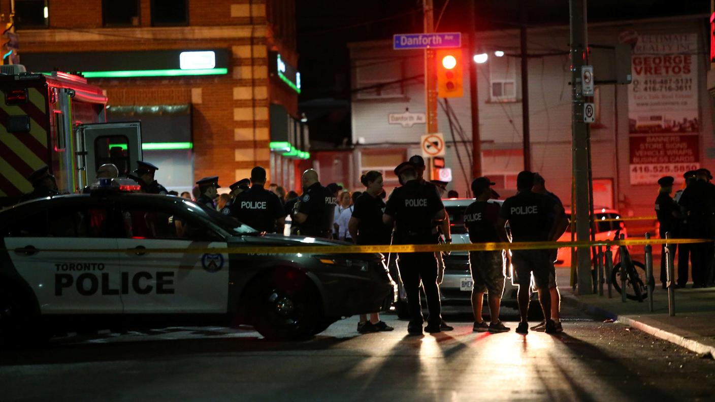 La polizia di Toronto dispiegata in forze dopo la sparatoria di domenica sera