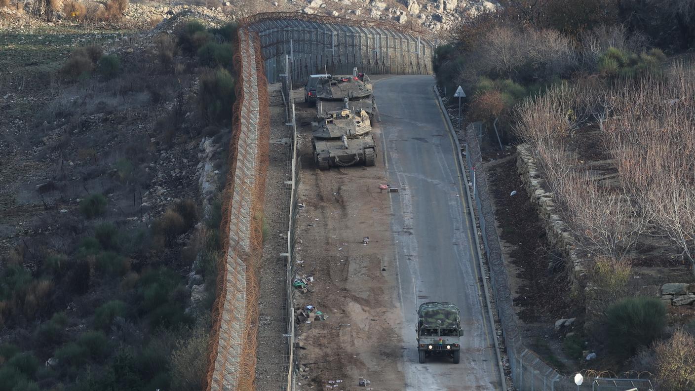 Truppe israeliane lungo la linea che demarca la separazione fra parte del Golan annessa da Israele e la Siria