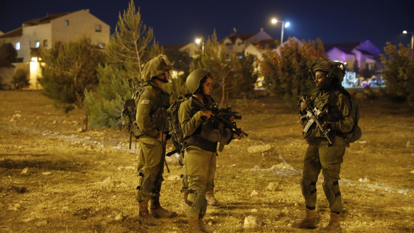 Militari israeliani presidiano la colonia di Adam