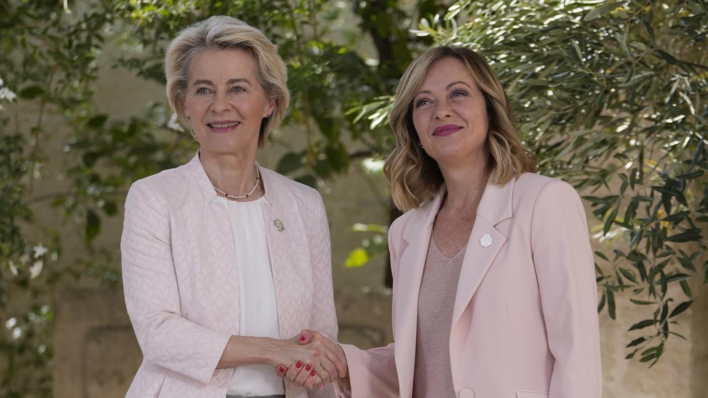 La presidente della Commissione europea Ursula von der Leyen e la prima ministra italiana Giorgia Meloni 