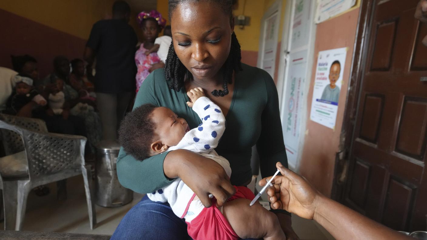 Un bimbo vaccinato contro la malaria in un centro sanitario a Agudama-Epie, in Nigeria